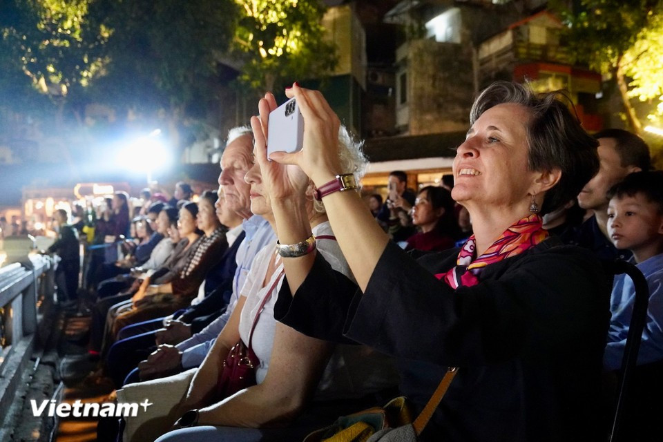 Foreign visitors enjoy the gong performance with great enthusiasm. (Photo: VietnamPlus)