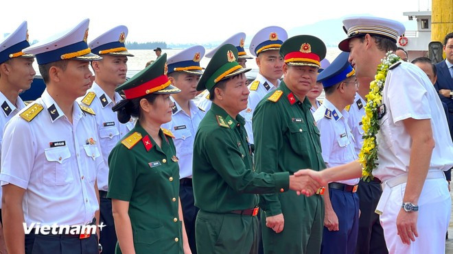 During the visit, Prairial’s officers pay courtesy calls to leaders of the municipal People’s Committee, Military Region 5 and Navy Region 3, while taking part in sports exchanges and visits to local cultural and historical sites (Photo: VietnamPlus)