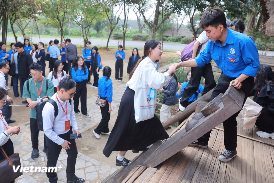.A group of Chinese youth visit the long house of the E De people. (Photo: VietnamPlus)