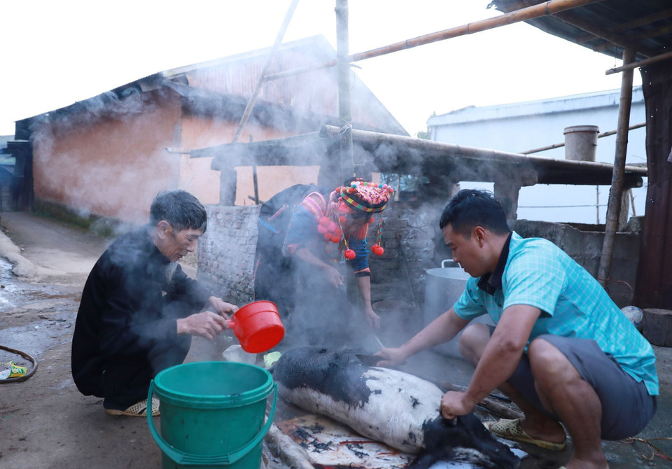 Pork is indispensable during this occasion. The most important part of the pig is the liver, as it is believed to represent the family’s health and fortune for the coming year. (Photo: VNA)