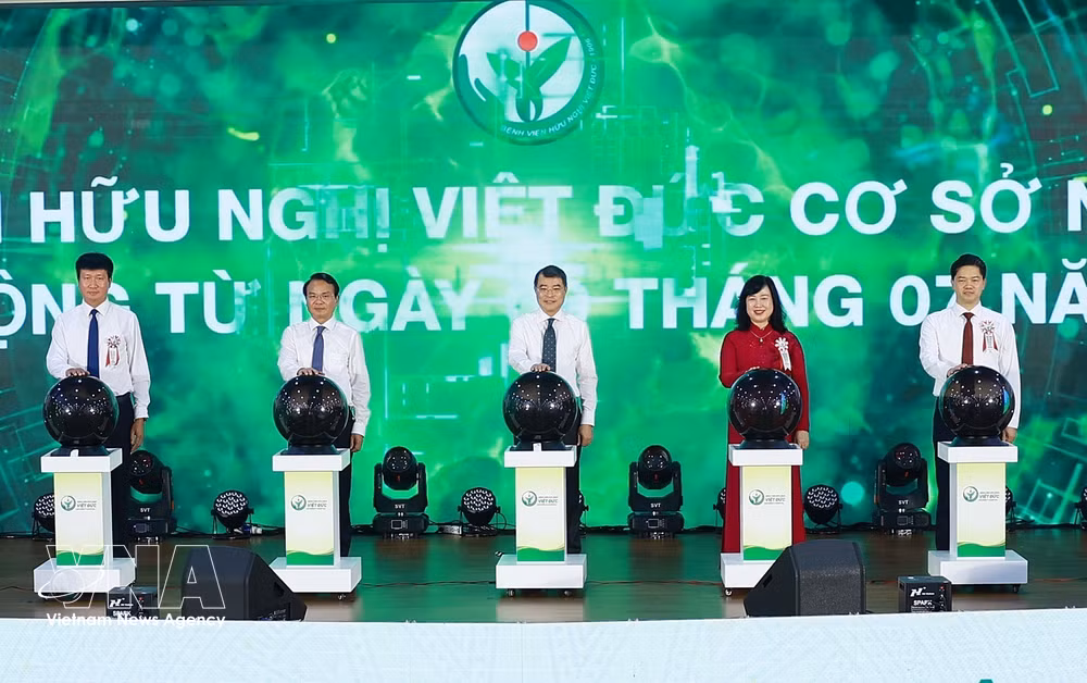 vnanet-potal-thu-tuong-du-le-khai-truong-benh-vien-huu-nghi-viet-duc-co-so-ninh-binh-8877060.jpg