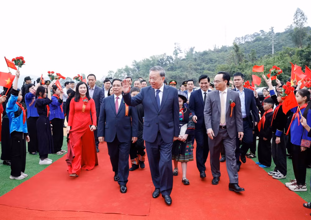 vna-potal-tong-bi-thu-va-thu-tuong-du-le-khoi-cong-dong-tho-dong-loat-cac-truong-noi-tru-lien-cap-bien-gioi-8649904.jpg