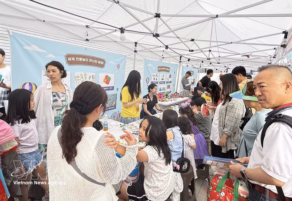 The bamboo dragonfly-making experience proves a major attraction at the 18th Seongbuk Nurimasil World Food Festival in Seoul. (Photo: VNA)