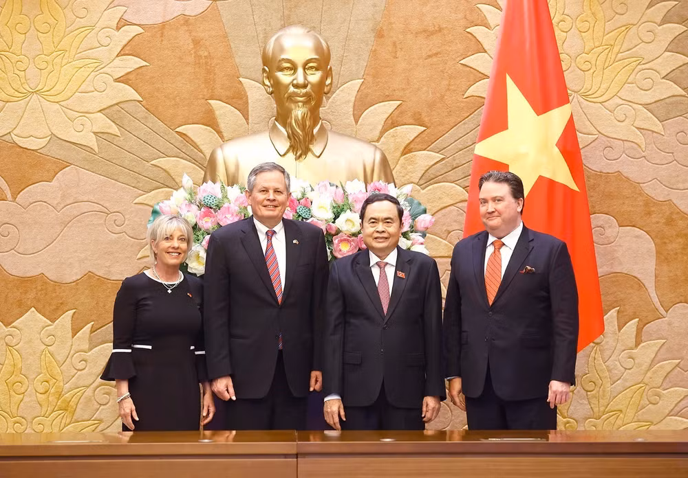 vna-potal-chu-tich-quoc-hoi-tran-thanh-man-tiep-thuong-nghi-si-hoa-ky-steve-daines-7922877.jpg