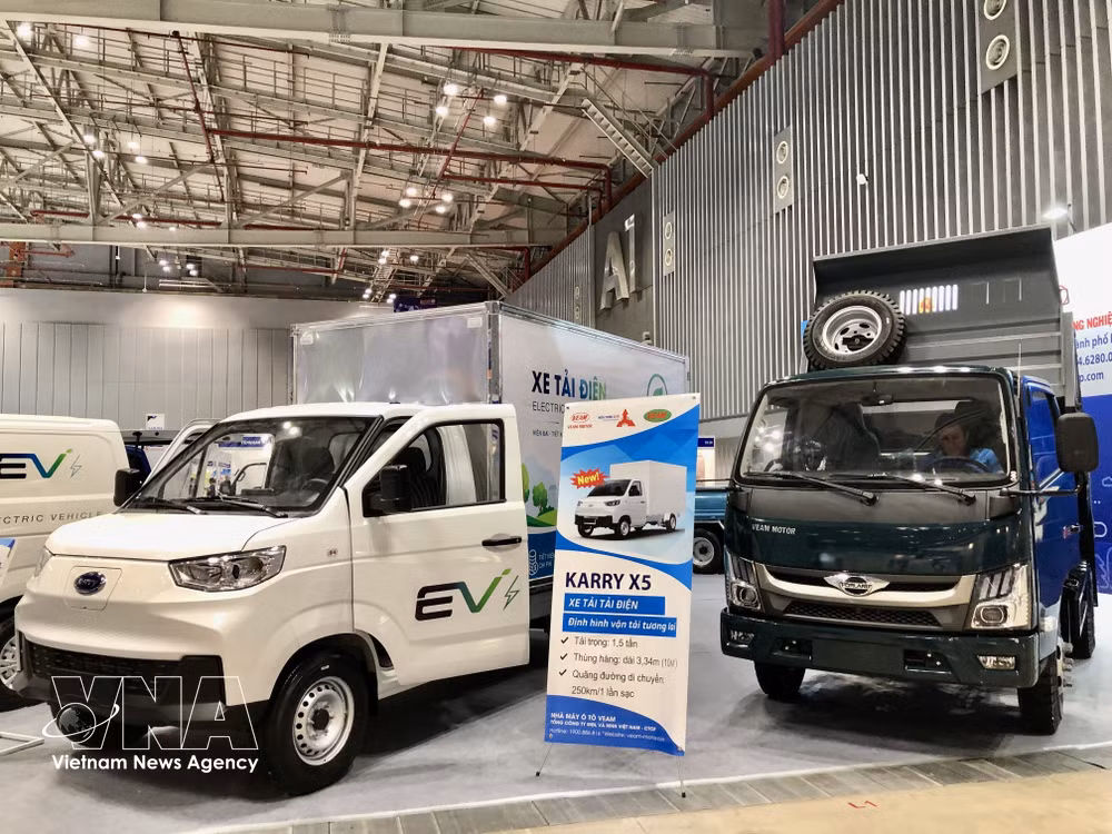 Various electric truck models are introduced to visitors at the exhibitions.(Photo: VNA)