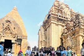 Visitors at the Ponagar Cham Tower (Photo: VNA)