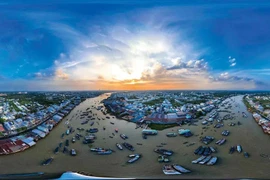 Cai Rang floating market in the Mekong Delta city of Can Tho is located on a branch of the Hau River (Photo: onetouchmedia.vn)