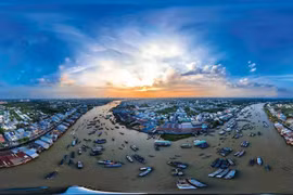 Cai Rang floating market in the Mekong Delta city of Can Tho is located on a branch of the Hau River (Photo: onetouchmedia.vn)