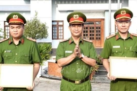 The police officers saving drowning Chinese boy at San Ho 2 island in Nha Trang city commended (Photo: VNA)