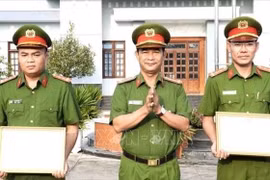 The police officers saving drowning Chinese boy at San Ho 2 island in Nha Trang city commended (Photo: VNA)
