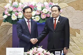 NA Chairman Tran Thanh Man (R) shakes hands with General Director of Samsung Vietnam Choi Joo. (Photo: VNA)