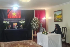 Luciana Santos, Chairman of PCdoB and Minister of Science, Technology, and Innovation signs the condolence book at the Vietnamese Embassy in Brazil (Photo: VNA)
