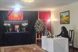 Luciana Santos, Chairman of PCdoB and Minister of Science, Technology, and Innovation signs the condolence book at the Vietnamese Embassy in Brazil (Photo: VNA)