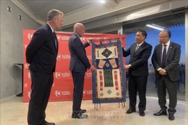 Deputy Secretary of the Party Committee of the northern moutainous province of Lao Cai Hoang Giang (second, R) presents souvenirs to a leader of the Nouvelle Aquitaine region. (Photo: VNA)