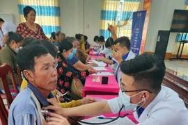 Young doctors provide medical examinations for people in An Bien district, Kien Giang province. (Photo: VNA)