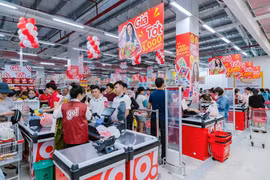 Consumers are shopping at An Nhon go supermarket. (Photo: VNA)