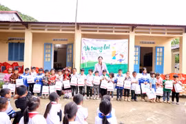 Miss World Vietnam 2019 Luong Thuy Linh presents gifts to pupils of the Ca Thanh Elementary School. (Photo: Luong Thuy Linh Facebook)