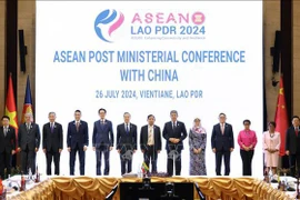 Delegates pose for a group photo at the ASEAN Post Ministerial Meeting with China. (Photo: VNA)
