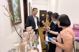 Businesses and partners discuss on Halal products for export. (Photo: hanoimoi.vn)