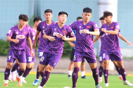 Players seen in training in Hanoi in preparation for the CFA Team China international friendly tournament on September 4-10. ()Photo of VFF)
