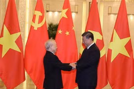 General Secretary of the Communist Party of Vietnam Central Committee Nguyen Phu Trong (L) meets his Chinese counterpart Xi Jinping in Beijing in October 2022 (Photo: VNA)