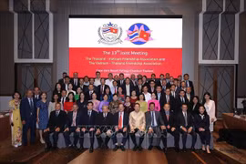 Participants pose for a group photo at the meeting (Photo: VNA)