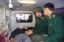 Binh Dinh's Border Guard medical workers conduct an initial health check-up for the foreign sailor. (Photo: Binh Dinh Newspaper)