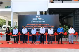 Delegates cut a ribbon to inaugurate the centre (Photo: VNA)