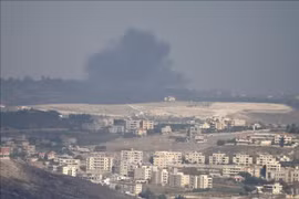 Smoke rises after an Israeli airstrike on Qantara, Lebanon on September 22, 2024. (Photo: Xinhua/VNA)