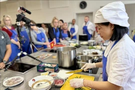 Vietnamese chefs show participants how to prepare, process, and enjoy Pho, and its meaning. (Photo: VNA)
