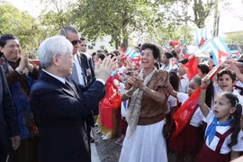 Party General Secretary Nguyen Phu Trong and Cuban people and students at the Ho Chi Minh Monument in Hoa Binh Park, Havana, Cuba on March 28, 2018. (Photo: VNA)