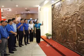 A bas-relief artwork on the Dien Bien Phu Victory is launched at the Dien Bien Phu Victory Museum in the northwestern province of Dien Bien on May 4 (Photo: VNA)