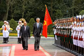 Singaporean Prime Minister Lee Hsien Loong welcomed in Hanoi