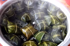 Local people make “phu the” cake when spring comes to wish a happy life (Photo: VNA)