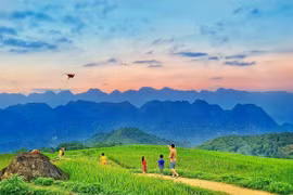 Travellers fly kites in picturesque Pu Luong (Photo: VietnamPlus).