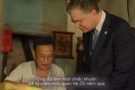 US Ambassador makes moon cake to celebrate diplomatic ties with Vietnam