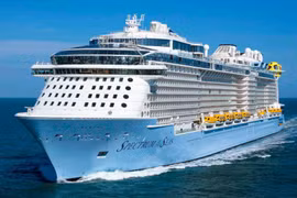 Luxurious cruise ship brings over 3,800 visitors to Vietnam