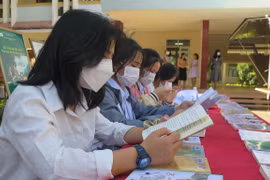 Students of Ethnic Boarding School in the Central Highlands province of Kon Tum attend the Vietnam Book and Reading Culture Day. (Photo: VNA)