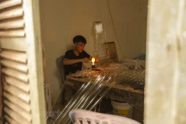 Hanoi village preserves tradition of glass blowing