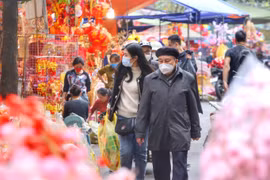 Vietnamese families worship Kitchen’s Gods