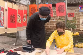 Foreigners enjoying Tet first-hand in Hanoi