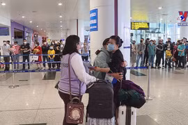 First Vietnamese citizens return home safely from Ukraine