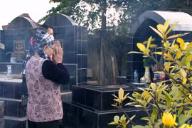 Vietnamese preserve tomb-sweeping tradition