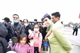 Another 300 Vietnamese evacuated from Ukraine arrive home