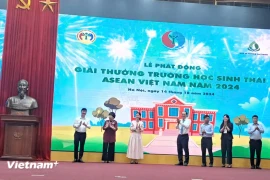 Deputy Minister of Natural Resources and Environment Le Cong Thanh (C) and delegates at the launch ceremony of the 2024 ASEAN Eco-schools Award (Photo: VietnamPlus)