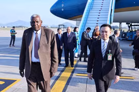 A welcome ceremony for President of the National Assembly of People’s Power of Cuba Esteban Lazo Hernandez at Noi Bai international airport (Photo: VNA)