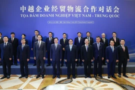 Prime Minister Pham Minh Chinh (first line, centre) attends the Vietnam - China business seminar in Chongqing city on November 8 (Photo: VNA)