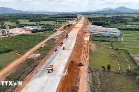 Construction at the Ham Nghi - Vung Ang section on the North-South expressway. (Photo: VNA)