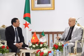Vietnamese Party official Lai Xuan Mon (L) and Secretary General of Algeria’s National Liberation Front (FLN) Party Abdelkrim Benmbarek (Photo: VNA)