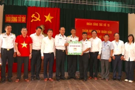 Gifts presented to soldiers in Truong Sa district (Photo: VNA)